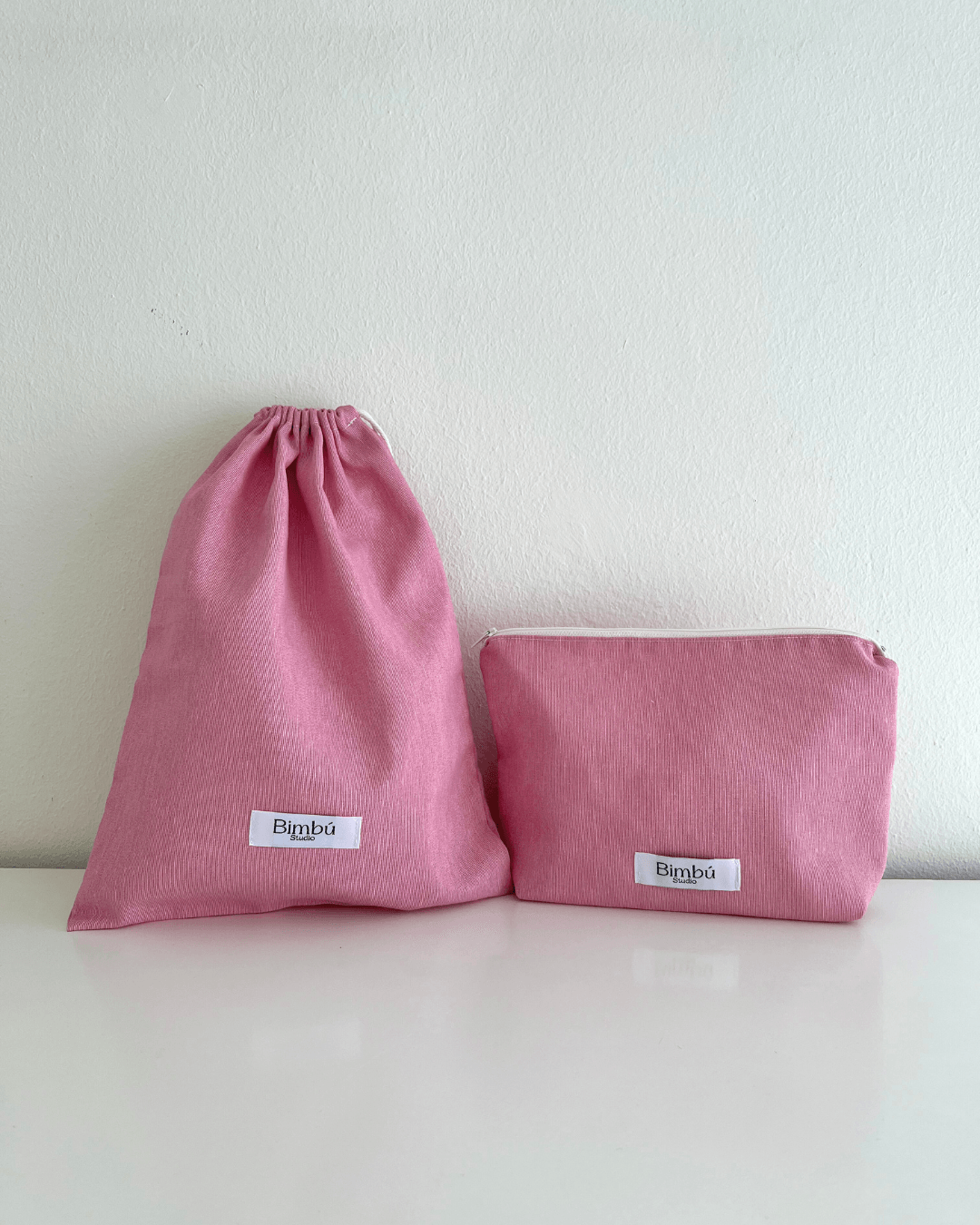 Neceser y bolsa de tela a conjunto, pack personalizado con tela de color rosa liso sin estampados.