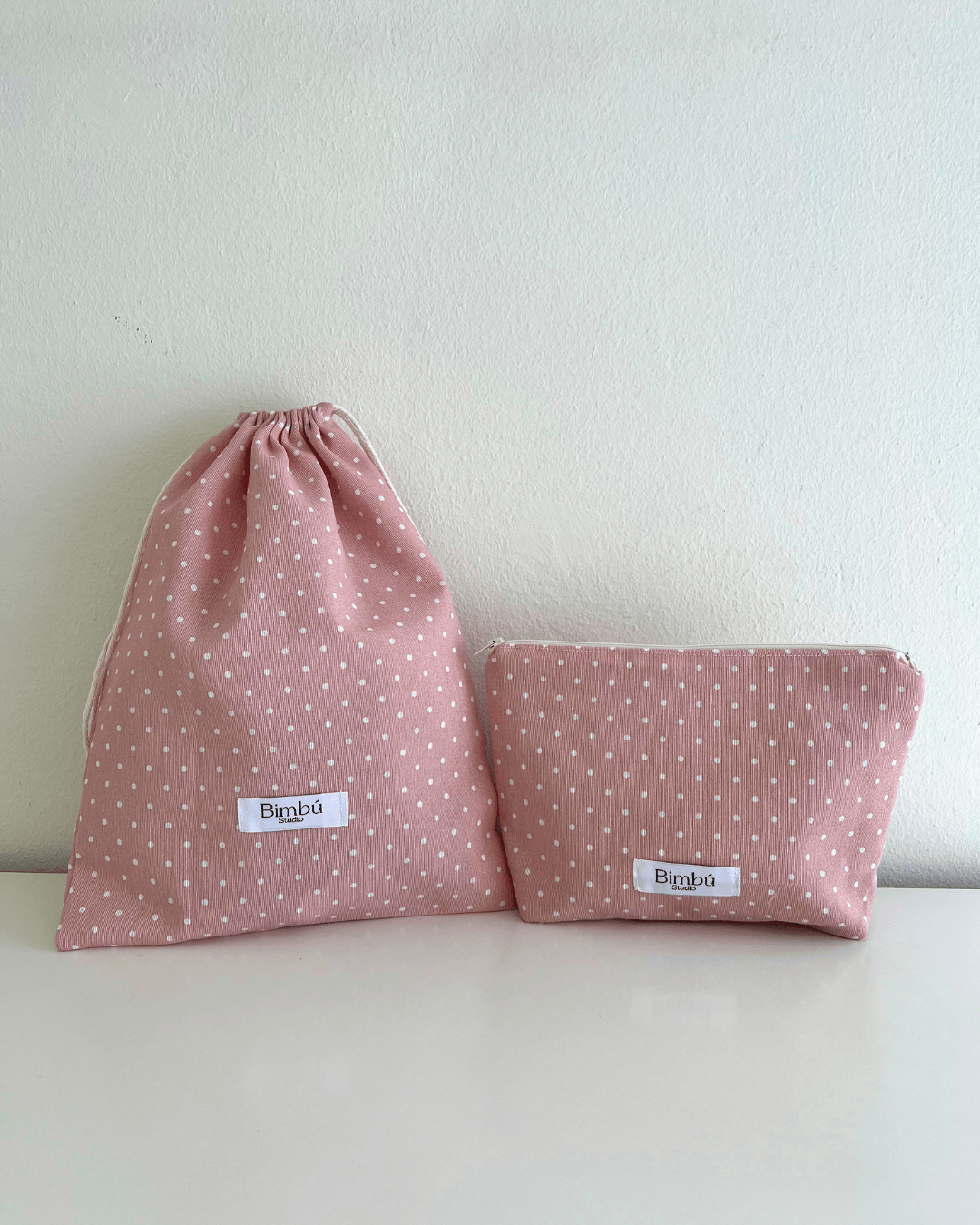 Neceser y bolsa de tela a conjunto, pack personalizado con tela de diseño de puntitos blancos sobre fondo rosa.