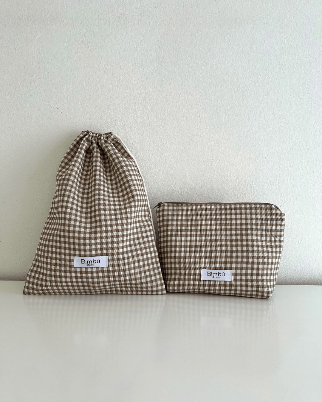 Neceser y bolsa de tela a conjunto, pack personalizado con tela de diseño vichy beige oscuro, de cuadros pequeños.
