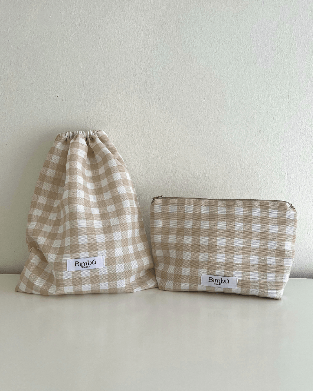 Neceser y bolsa de tela a conjunto, ideal para viajes y escapadas, hecho con tela vichy crema de cuadros grandes.