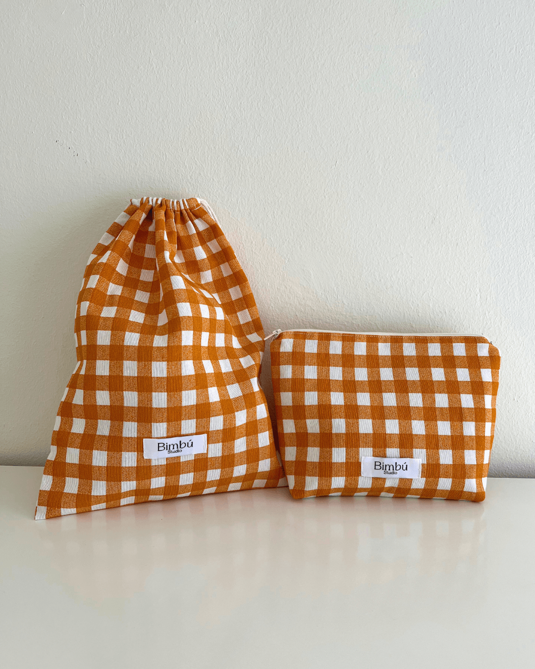 Neceser y bolsa de tela a conjunto personalizado con tela de diseño vichy naranja de cuadros grandes.