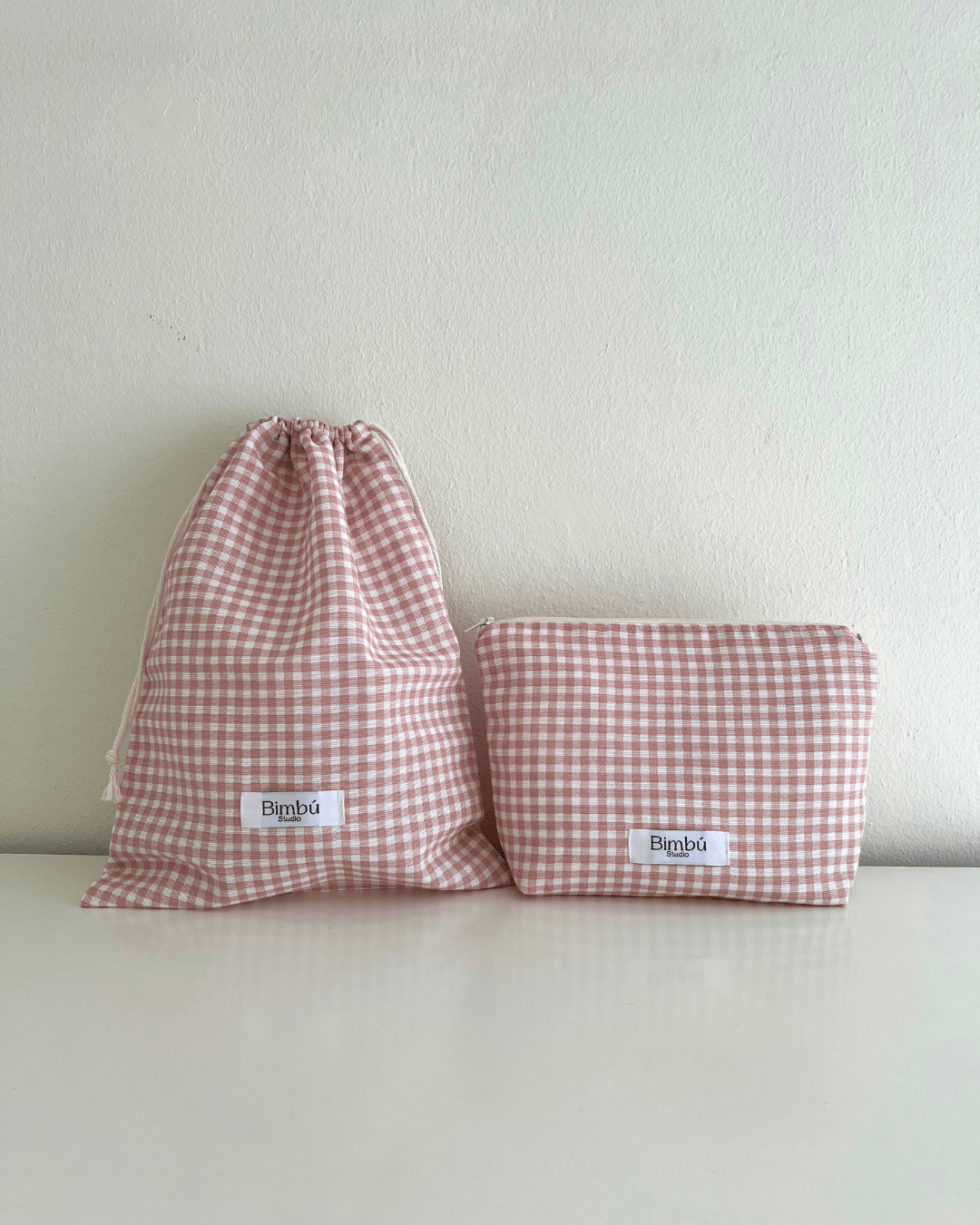 Neceser y bolsa de tela a conjunto, pack personalizado con tela de diseño vichy rosa baby, de cuadros pequeños.