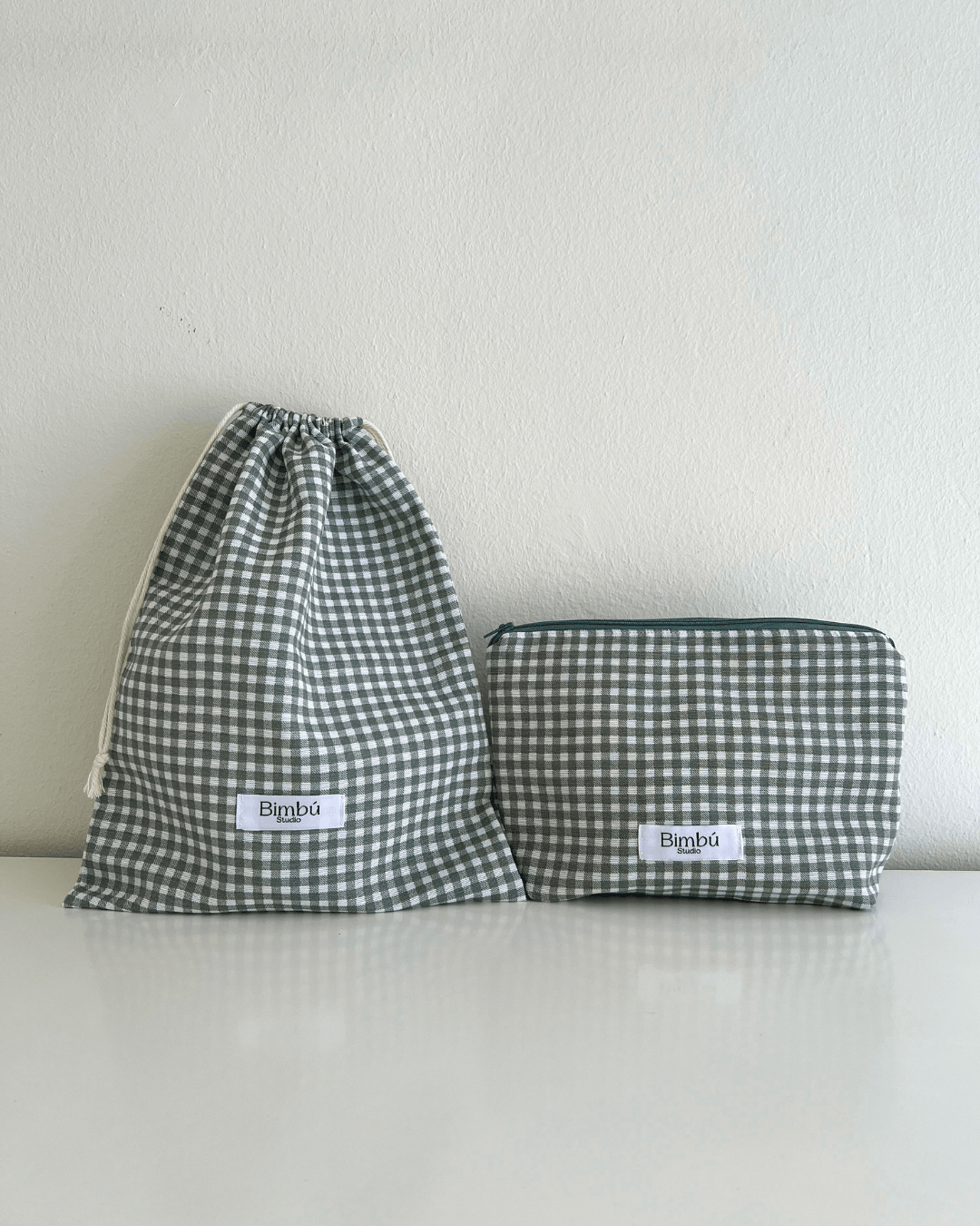 Neceser y bolsa de tela a conjunto, pack personalizado con tela de diseño vichy verde, de cuadros pequeños.