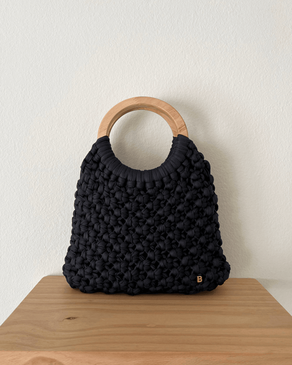 Gala Bag en negro, hecho a mano con nudos macramé sobre asas de madera.