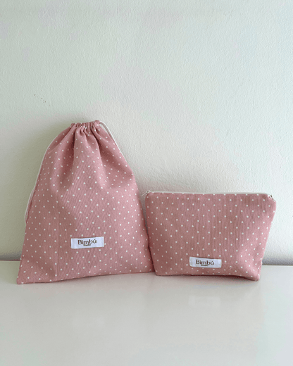 Neceser y bolsa de tela a conjunto, pack personalizado con tela de diseño de puntitos blancos sobre fondo rosa.