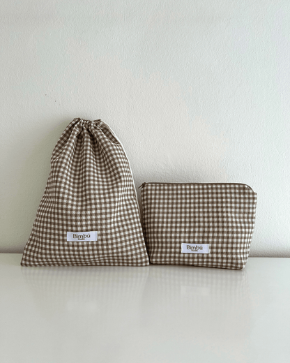 Neceser y bolsa de tela a conjunto, pack personalizado con tela de diseño vichy beige oscuro, de cuadros pequeños.