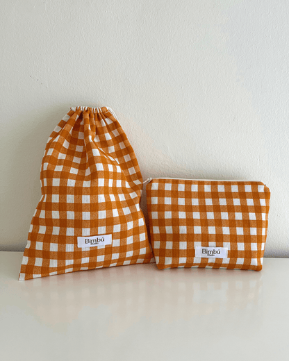 Neceser y bolsa de tela a conjunto personalizado con tela de diseño vichy naranja de cuadros grandes.