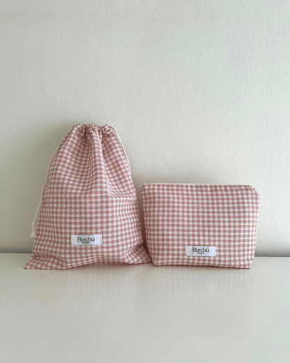 Neceser y bolsa de tela a conjunto, pack personalizado con tela de diseño vichy rosa baby, de cuadros pequeños.